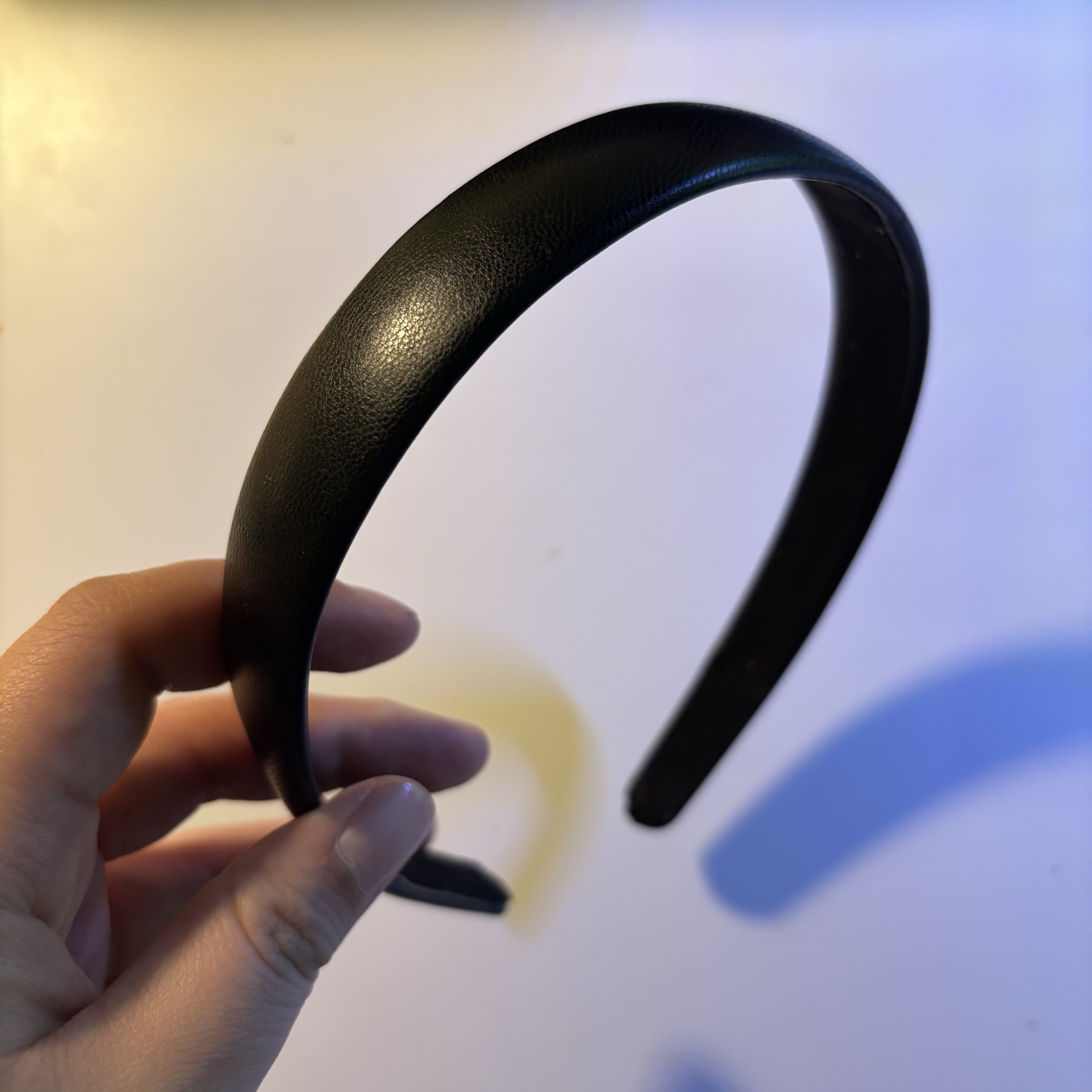 Wearing a headband is also a clothing-based interaction. People naturally use headbands to hold back their bangs and push their hair back. Beyond functionality, headbands also serve as decorative items, with variations in color, width, and materials. There are even headbands adorned with festive decorations. Undoubtedly, headbands have become one of the most practical accessories.