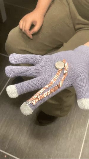 On cold winter nights, I occasionally need light to read bus information or find something I’ve dropped. Searching for my phone can be inconvenient, and unlocking it while wearing gloves and a mask is even more challenging. So, I designed an illuminated glove.
Since the index finger is the most commonly used finger, we naturally curl the other fingers when performing actions. This movement became the trigger to complete the circuit. In a relaxed state, the circuit remains open, but when making a fist, the flexible wiring connects the circuit.