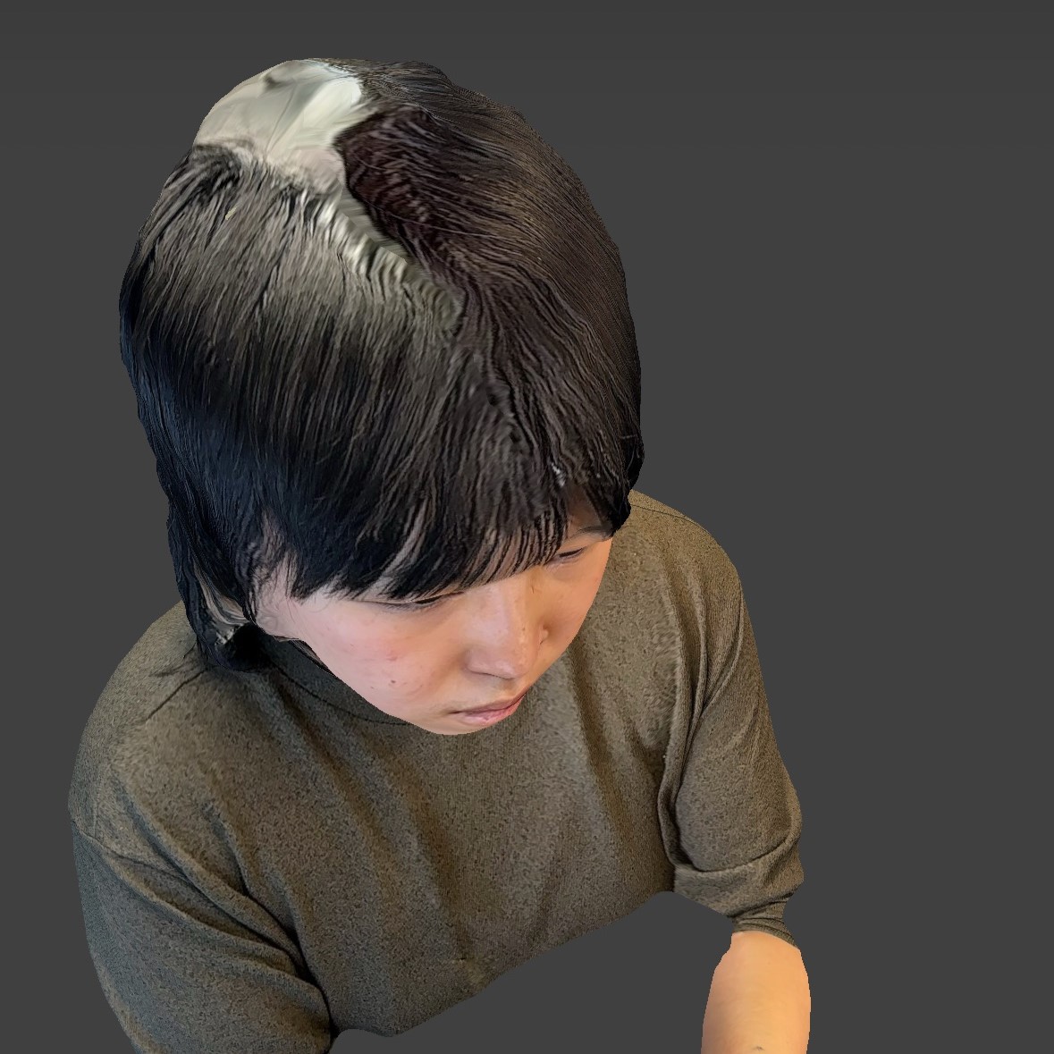 Another problem often encountered when scanning people is the missing top of the head. This is shown in the picture. There are probably three reasons for this result: 1. the person scanning often forgets to scan the top of the head, 2. hair reflections caused by lighting, 3. the system's recognition problems.I will try to fix this in Meshmixer.