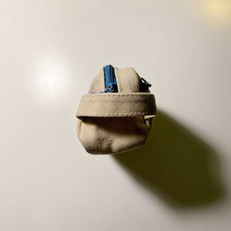 Side view of a pencil case, similar to a rectangle or cylinder. Its soft texture makes it a complex object. And it needs to be modeled with consideration of how to make the side handles.