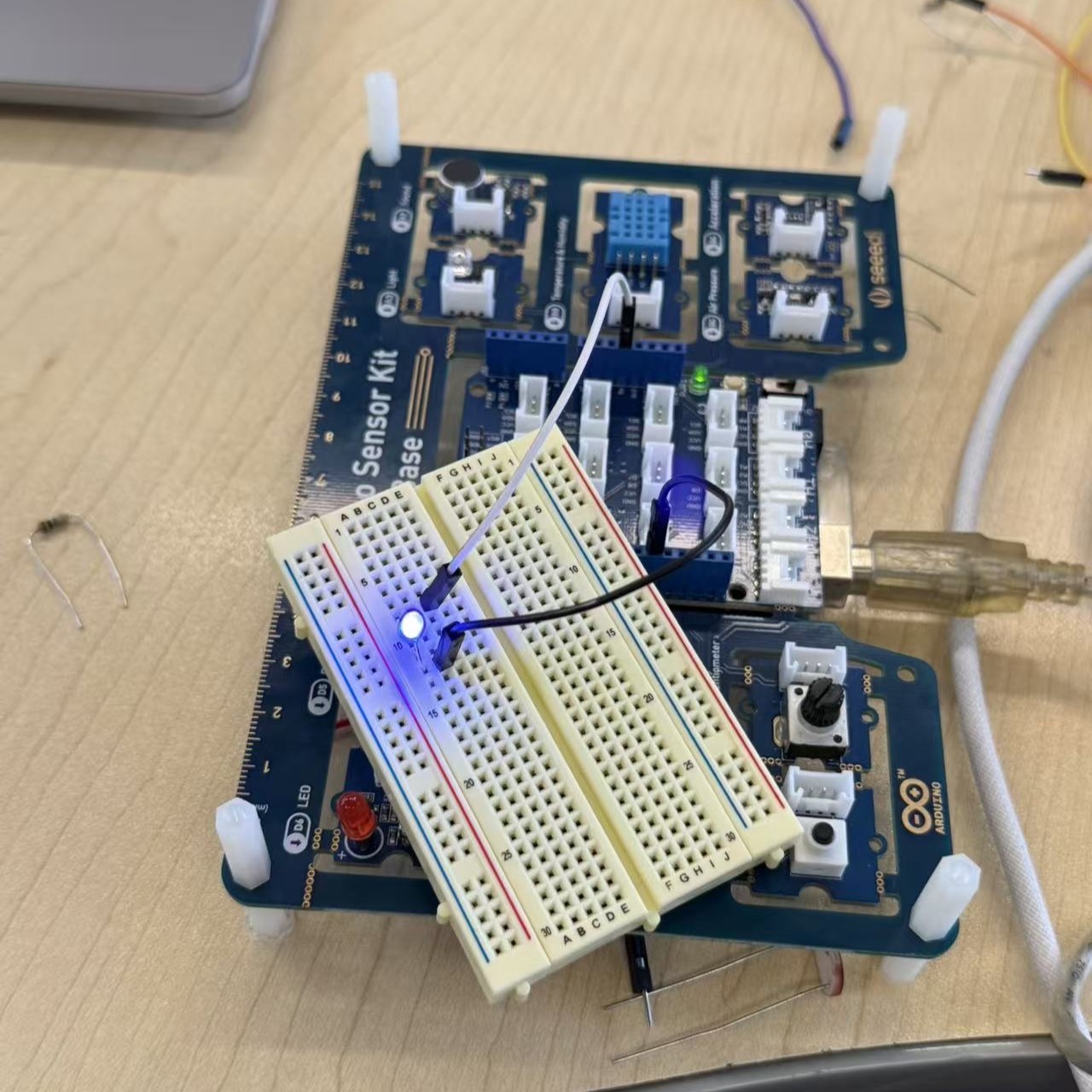 Next, we checked whether the LED was functioning properly. We wrote a simple program that makes the LED light up and removed the resistor from the circuit to eliminate any interference, testing only the LED itself. The LED worked correctly, so the issue clearly did not come from the LED. At this point, I had already started to suspect that the problem might be caused by using an inappropriate resistor value, which could prevent the circuit from connecting properly. However, at the time we believed we only had one type of resistor available, so we thought we had no way to change the resistance. As a result, we continued troubleshooting other possibilities and tried to think of alternative ways to make the circuit work.
